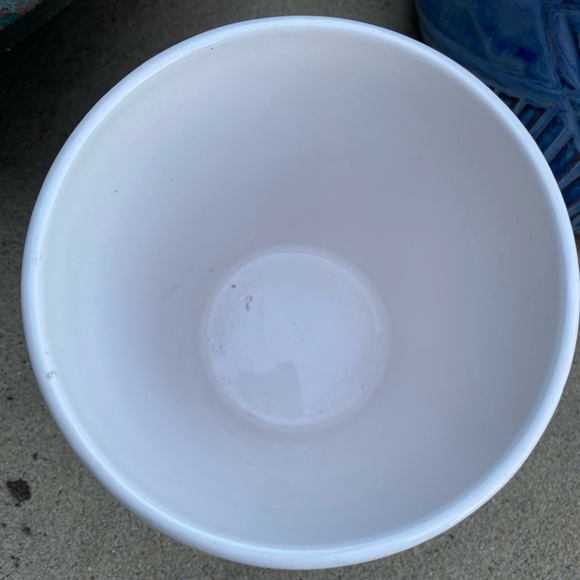 Ceramic Textured Indoor Outdoor white pot - Picture 2 of 4